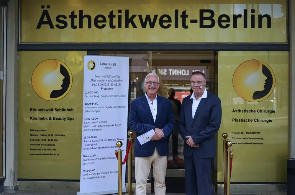 Dr. med. Karsten Lange und Ulf-Dieter Kunstmann vor der Ästhetikwelt Berlin