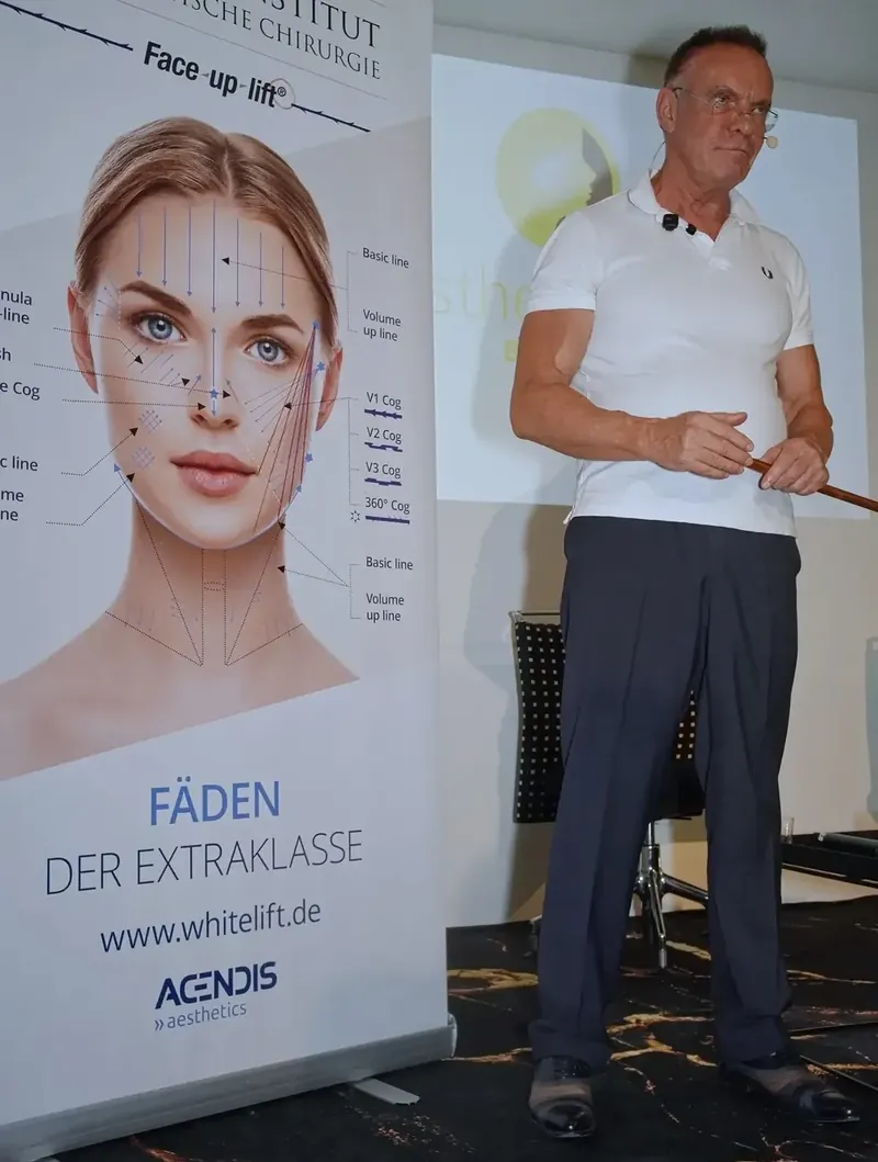 Dr. med. Karsten Lange beim Vortrag zum Fadenlifting auf dem Beauty-Event in Berlin
