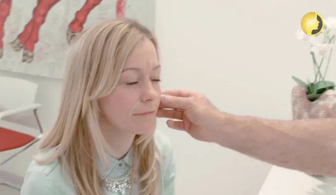 Video: Botox-Behandlung bei Stirnfalten in der Ästhetikwelt Berlin